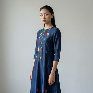 Váy lụa thêu lá bàng xanh than